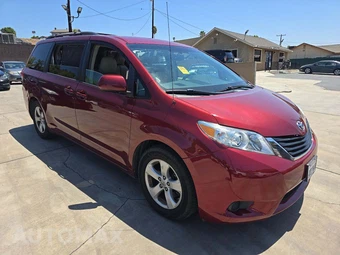 2013 Toyota Sienna LE 8-Passenger 119.3" WB - miniatura 4