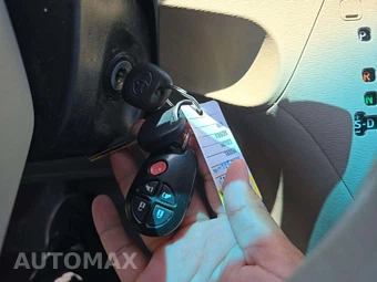 2013 Toyota Sienna LE 8-Passenger 119.3" WB - miniatura 8
