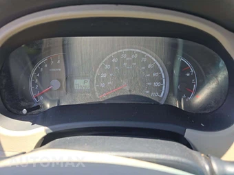 2013 Toyota Sienna LE 8-Passenger 119.3" WB - miniatura 9