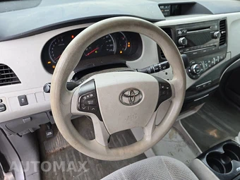 2013 Toyota Sienna LE 8-Passenger 119.3" WB - miniatura 10