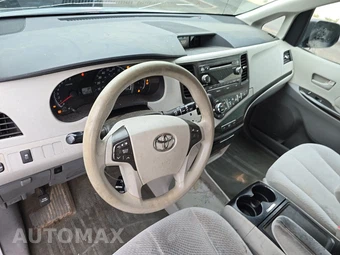 2013 Toyota Sienna LE 8-Passenger 119.3" WB - miniatura 11