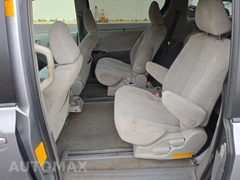 2013 Toyota Sienna LE 8-Passenger 119.3" WB - miniatura 13