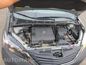 2013 Toyota Sienna LE 8-Passenger 119.3" WB - miniatura 16