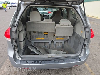 2013 Toyota Sienna LE 8-Passenger 119.3" WB - miniatura 17