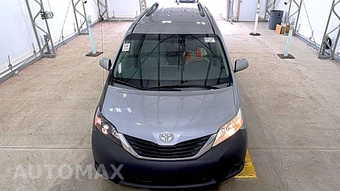 2013 Toyota Sienna LE 8-Passenger 119.3" WB - miniatura 2