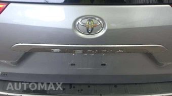 2013 Toyota Sienna LE 8-Passenger 119.3" WB - miniatura 31