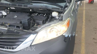 2013 Toyota Sienna LE 8-Passenger 119.3" WB - miniatura 35
