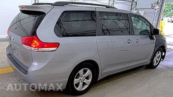 2013 Toyota Sienna LE 8-Passenger 119.3" WB - miniatura 4
