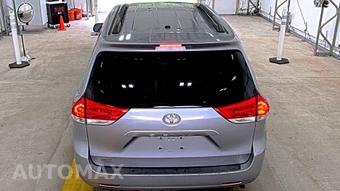 2013 Toyota Sienna LE 8-Passenger 119.3" WB - miniatura 5