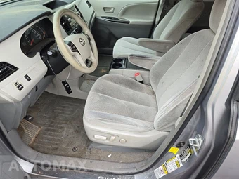 2013 Toyota Sienna LE 8-Passenger 119.3" WB - miniatura 7