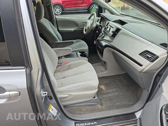 2013 Toyota Sienna LE 8-Passenger 119.3" WB - miniatura 8