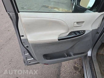 2013 Toyota Sienna LE 8-Passenger 119.3" WB - miniatura 9