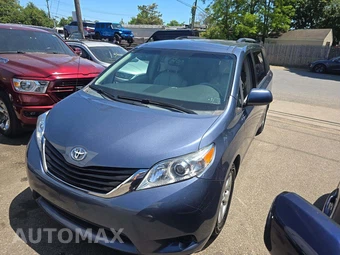 2013 Toyota Sienna LE 8-Passenger 119.3" WB