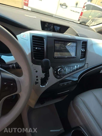 2013 Toyota Sienna LE 8-Passenger 119.3" WB - miniatura 10