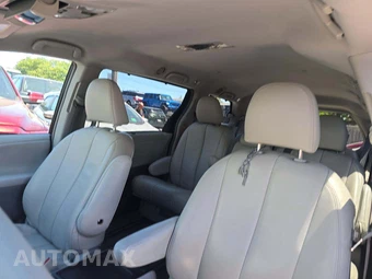 2013 Toyota Sienna LE 8-Passenger 119.3" WB - miniatura 11