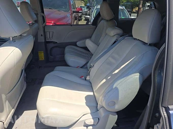 2013 Toyota Sienna LE 8-Passenger 119.3" WB - miniatura 13