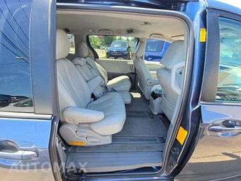 2013 Toyota Sienna LE 8-Passenger 119.3" WB - miniatura 17
