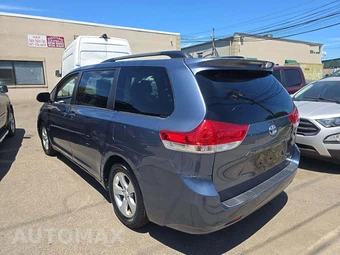 2013 Toyota Sienna LE 8-Passenger 119.3" WB - miniatura 2