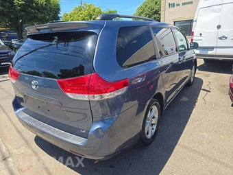 2013 Toyota Sienna LE 8-Passenger 119.3" WB - miniatura 3