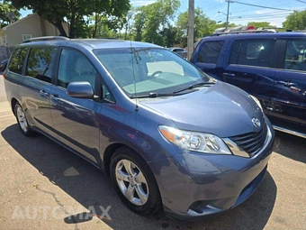 2013 Toyota Sienna LE 8-Passenger 119.3" WB - miniatura 4