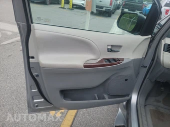 2013 Toyota Sienna Mobility XLE 7-Passenger 119.3" WB - miniatura 9