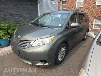 2013 Toyota Sienna XLE 8-Passenger 119.3" WB