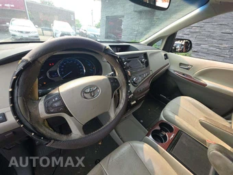 2013 Toyota Sienna XLE 8-Passenger 119.3" WB - miniatura 10