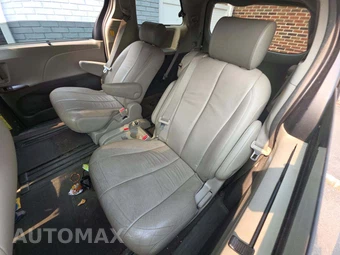 2013 Toyota Sienna XLE 8-Passenger 119.3" WB - miniatura 13
