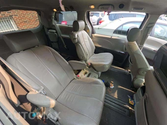 2013 Toyota Sienna XLE 8-Passenger 119.3" WB - miniatura 17