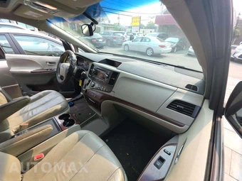 2013 Toyota Sienna XLE 8-Passenger 119.3" WB - miniatura 20