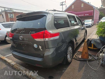 2013 Toyota Sienna XLE 8-Passenger 119.3" WB - miniatura 3