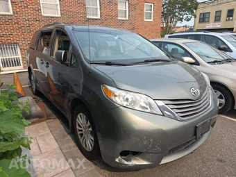 2013 Toyota Sienna XLE 8-Passenger 119.3" WB - miniatura 4