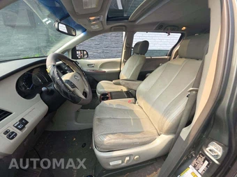 2013 Toyota Sienna XLE 8-Passenger 119.3" WB - miniatura 6