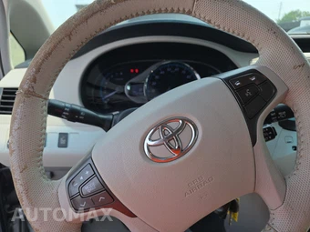 2013 Toyota Sienna XLE 8-Passenger 119.3" WB - miniatura 10