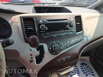 2013 Toyota Sienna XLE 8-Passenger 119.3" WB - miniatura 11