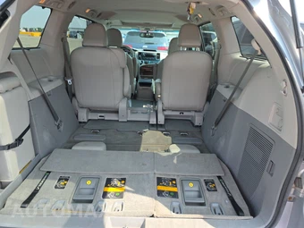 2013 Toyota Sienna XLE 8-Passenger 119.3" WB - miniatura 16