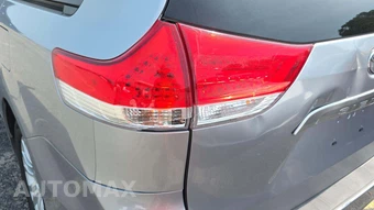 2013 Toyota Sienna XLE 8-Passenger 119.3" WB - miniatura 18