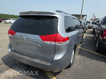 2013 Toyota Sienna XLE 8-Passenger 119.3" WB - miniatura 4