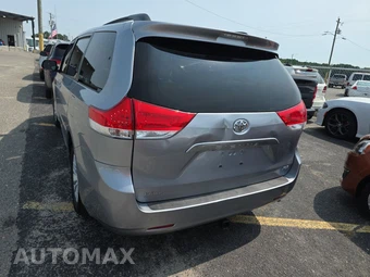 2013 Toyota Sienna XLE 8-Passenger 119.3" WB - miniatura 5