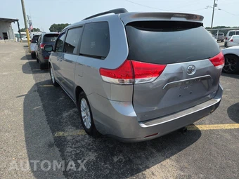 2013 Toyota Sienna XLE 8-Passenger 119.3" WB - miniatura 6