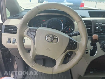 2013 Toyota Sienna XLE 8-Passenger 119.3" WB - miniatura 10