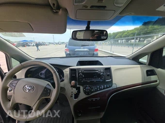 2013 Toyota Sienna XLE 8-Passenger 119.3" WB - miniatura 11