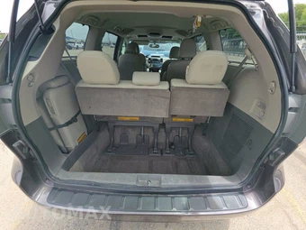2013 Toyota Sienna XLE 8-Passenger 119.3" WB - miniatura 16