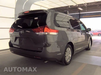 2013 Toyota Sienna XLE 8-Passenger 119.3" WB - miniatura 4