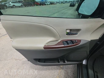 2013 Toyota Sienna XLE 8-Passenger 119.3" WB - miniatura 9