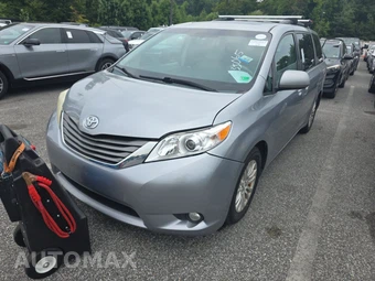 2013 Toyota Sienna XLE 8-Passenger 119.3" WB