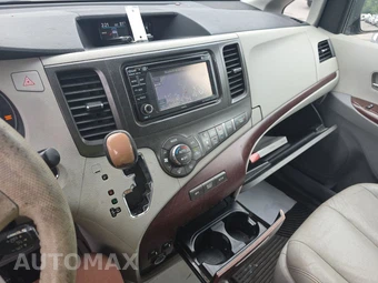2013 Toyota Sienna XLE 8-Passenger 119.3" WB - miniatura 11