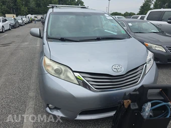 2013 Toyota Sienna XLE 8-Passenger 119.3" WB - miniatura 2