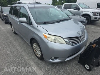 2013 Toyota Sienna XLE 8-Passenger 119.3" WB - miniatura 3