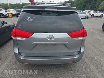 2013 Toyota Sienna XLE 8-Passenger 119.3" WB - miniatura 5